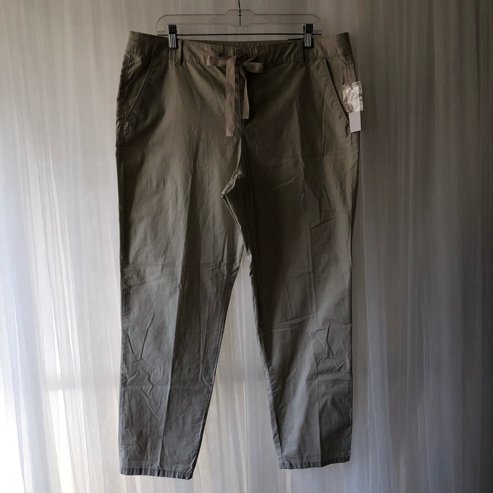 Liz Claiborne NWT Women’s Khaki Crop Pants